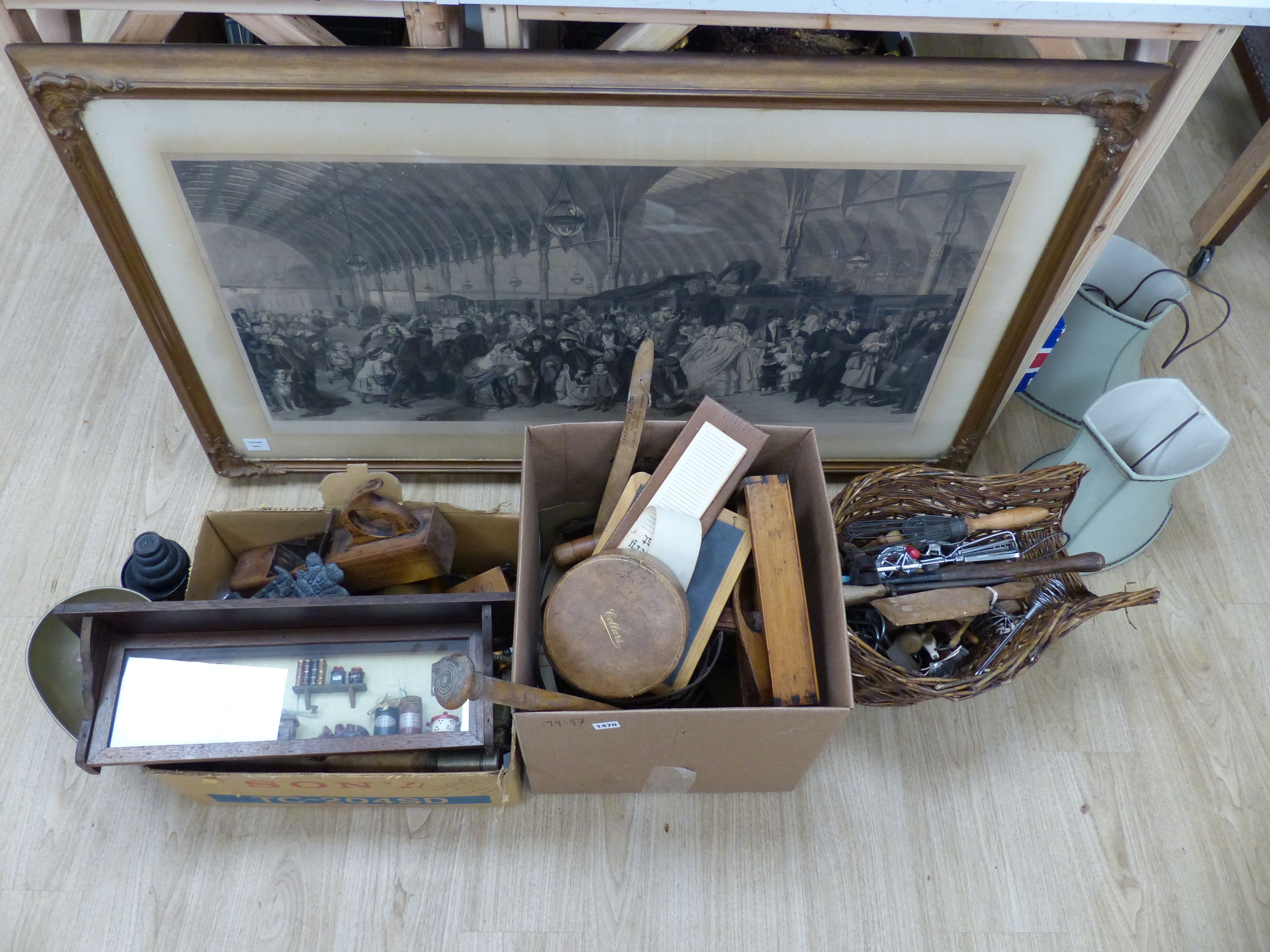 A quantity of mixed kitchenalia and other collectibles